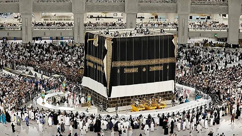 لحظة نقل كسوة الكعبة من مجمع الملك عبد العزيز إلى الحرم المكي..فيديو