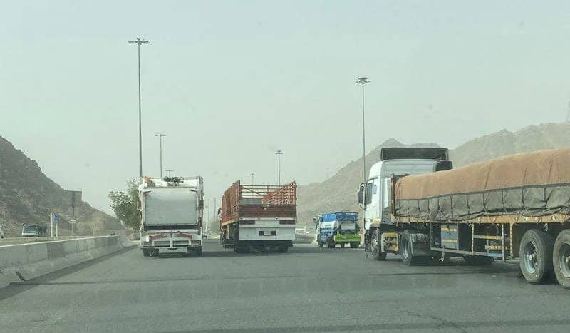 ضبط قائدي شاحنتين قادا بتهور وعرضا مرتادي الطريق للخطر بمكة