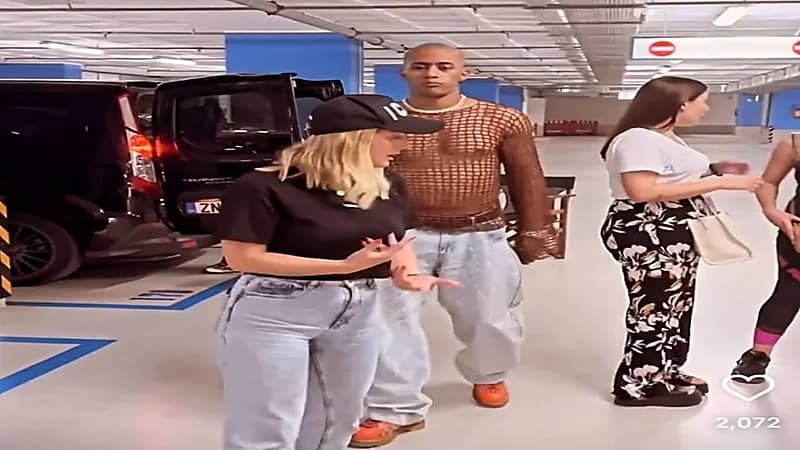 محمد رمضان يثير الجدل بملابسه الشفافة