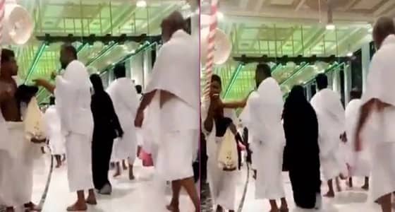 بالفيديو.. صفعة مفاجأة لمعتمر انشغل بتصفح جواله بالمسجد الحرام