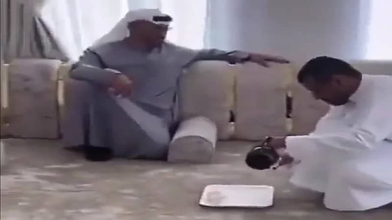 الرئيس الإماراتي يلبي دعوة مواطن لتناول القهوة داخل منزله.. فيديو