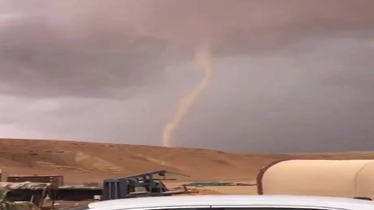 بالفيديو..لحظة هبوب إعصار قمعي في القصيم