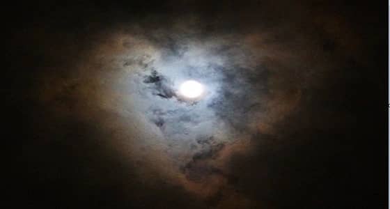 ظهور استثنائي للإكليل القمري على شكل " قلب "