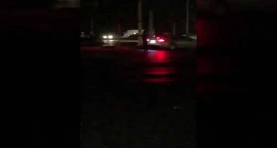 بعد انقطاع الكهرباء.. شباب جازان يساندون رجال المرور في تنظيم حركة السير (فيديو)