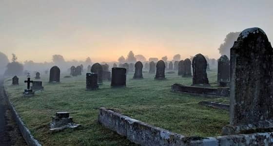 أسرة تدفن نجلها حيًا ظنًأ منهم أنه توفى