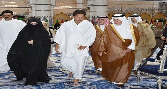 بالصور.. ظهور زوجة عمران خان بالزي الشرعي ينهي أسطورة أردوغان وحرمه