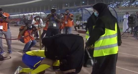 بالفيديو و الصور.. الهريفي يقبل قدم والدته قبل انطلاق مباراة اعتزاله