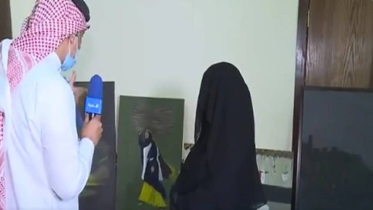 شاهد.. خمسينية تتحدى الأمية وتُبدع في الرسم بالحجر والفحم في الباحة