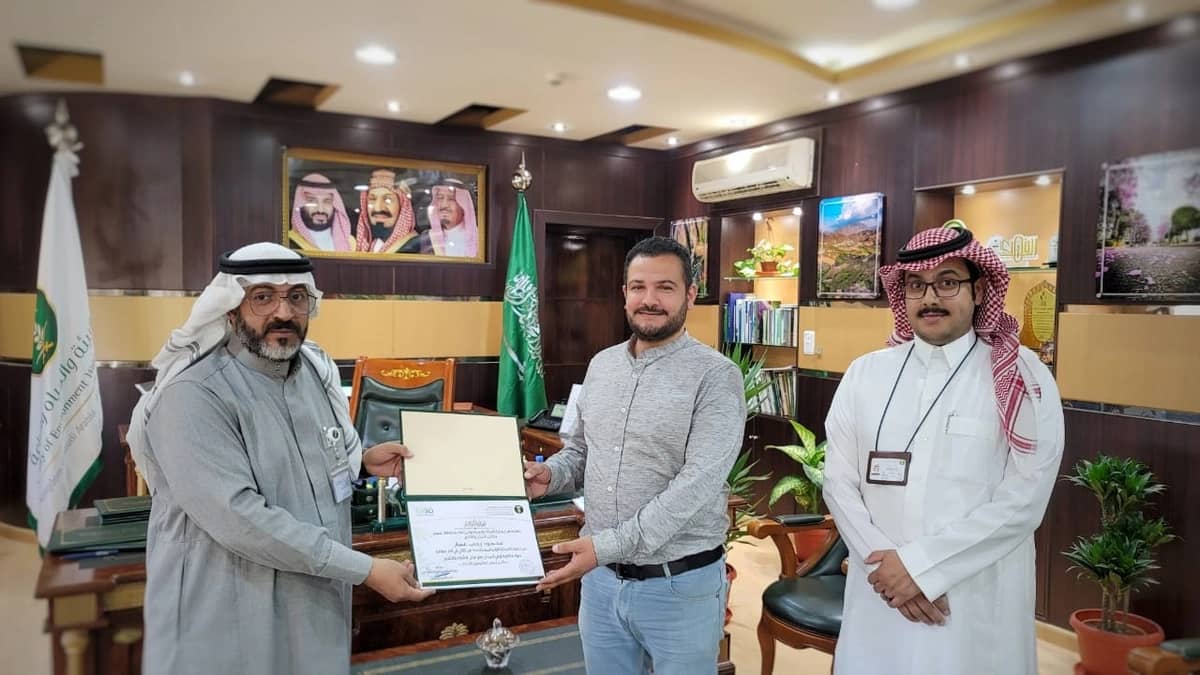 بالصور.. تكريم "مصمم شعار مهرجان الرمان" وإدارة المياه في فرع بيئة عسير