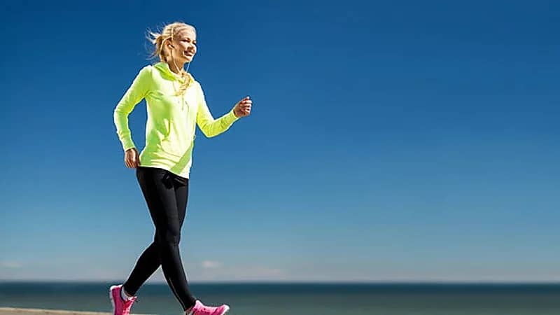 المشي يخفف القلق ويجعل العظام أقوى