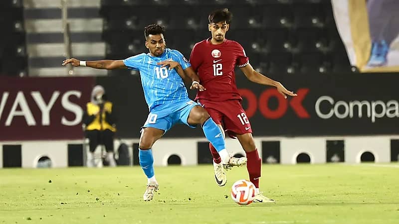 فضيحة تحكيمية في لقاء قطر والهند في تصفيات المونديال .. فيديو