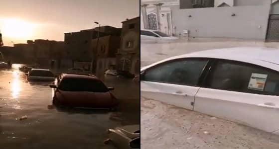 شاهد.. الشوارع والسيارات تغرق في أمطار مكة دون إصابات