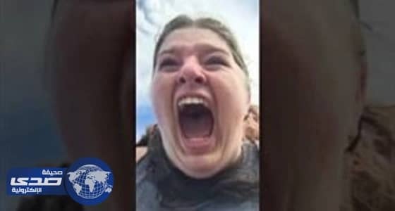 بالفيديو.. ذعر فتاة تركب قطار الموت لأول مرة