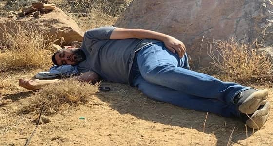 بالصور.. محمد العرب يأخذ قيلولة بالقرب من كهف عبدالملك الحوثي