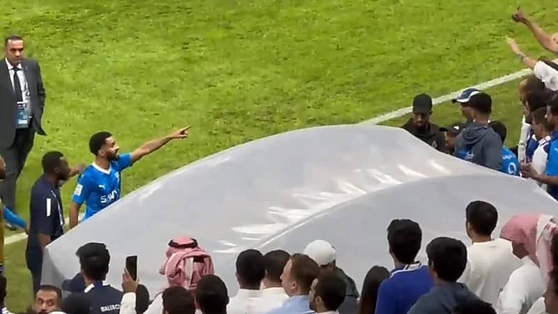مشادة بين محمد البريك ومشجع هلالي عقب خسارة الهلال  .. فيديو