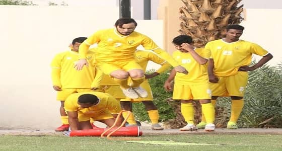 بالصور.. أحد يواصل تدريباته اليومية على الملعب الرديف