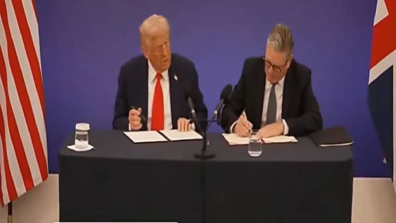 ترامب يمازح وزير الخزانة قبل توقيعه على صفقة تاريخية مع بريطانيا.. فيديو