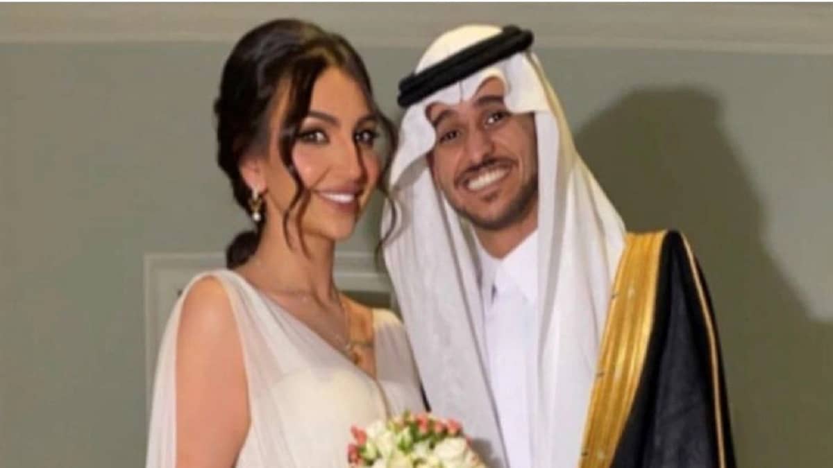 متابعون يتنمرون على عايض يوسف وزوجته بسبب فارق السن