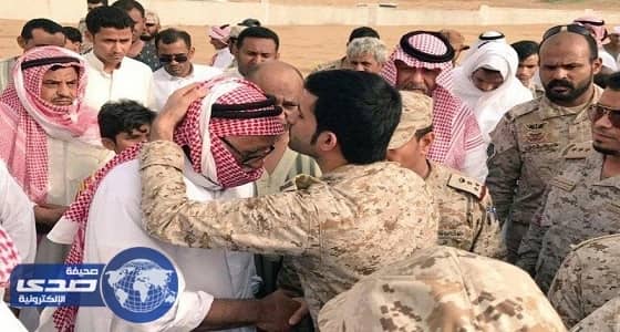 مشهد مؤثر للشهيد الغزواني أثناء مشاركته في مراسم دفن أحد زملائه