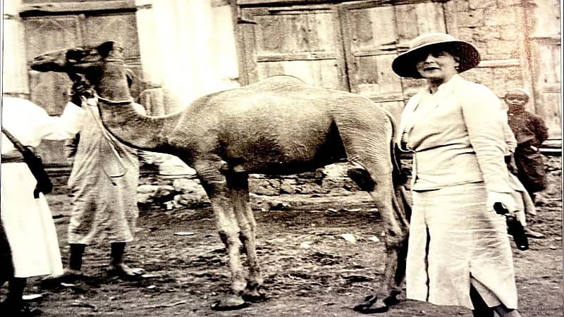 صور نادرة لزيارة حفيدة ملكة بريطانيا السابقة فيكتوريا للمملكة قبل 87 عامًا