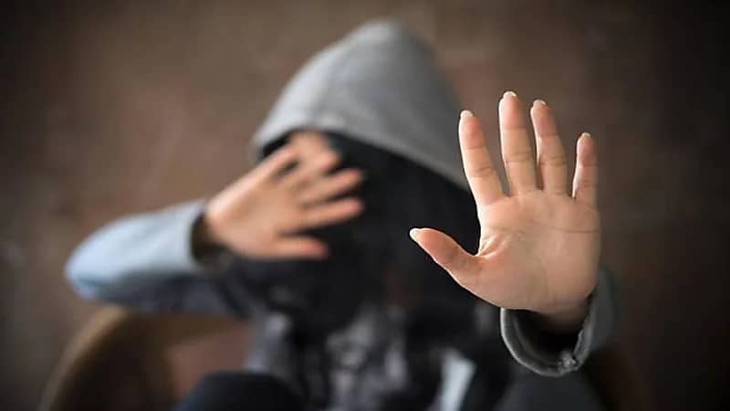 طبيب يتحرش بفتاة ويطلب رقم هاتفها أثناء الفحص الطبي