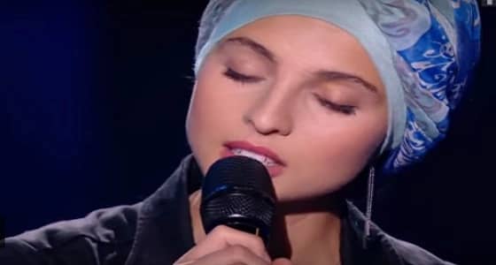 انسحاب مغنية مسلمة من The Voice " فرنسا " بسبب توجهاتها السياسية