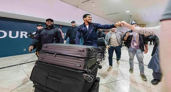 شاهد.. أندي رويز بالثوب السعودي وزوجته بالعباءة في الرياض