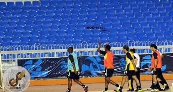 بالفيديو.. القرني يصفق للمدرجات الخاوية ويعيد ذكرى 2012