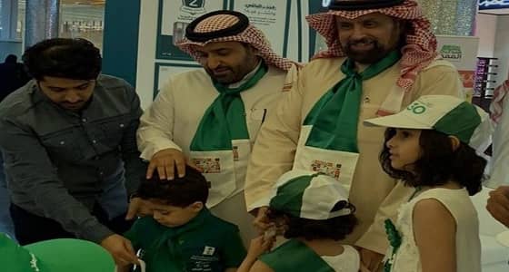 بالفيديو والصور.. « التجارة » توزع الهدايا والورود احتفالا باليوم الوطني