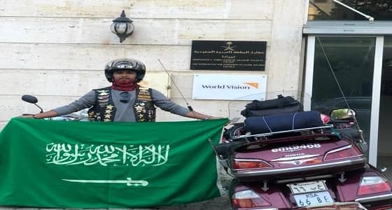 بمناسبة اليوم الوطني 88 الرحالة العنزي يجوب 13 دولة حاملاً علم السعودية