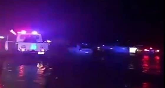 بالفيديو.. السيول تداهم خط تبوك الجوف وتحاصر عشرات المركبات