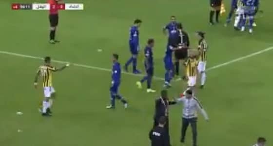 بالفيديو.. هدف الهلال الملغي يثير الشغب بين اللاعبين والجماهير تنفعل داخل الملعب