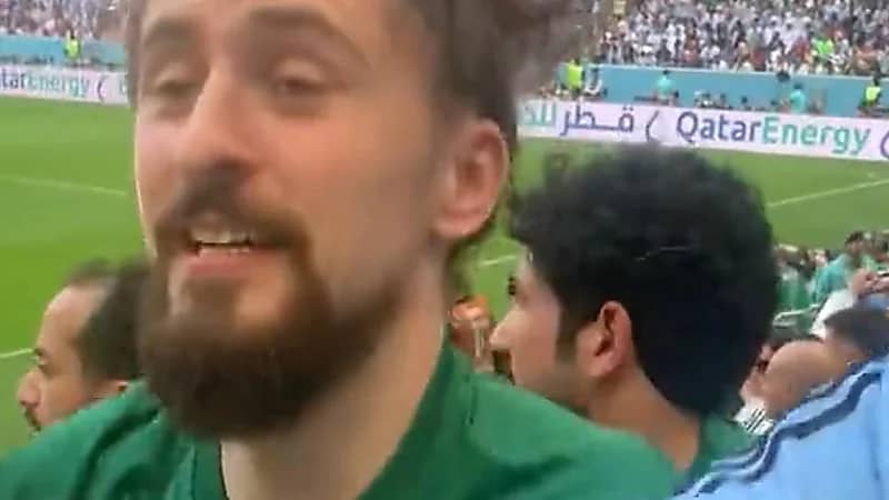 بالفيديو.. أرجنتيني ينزع قميصه ويرتدي قميص الأخضر