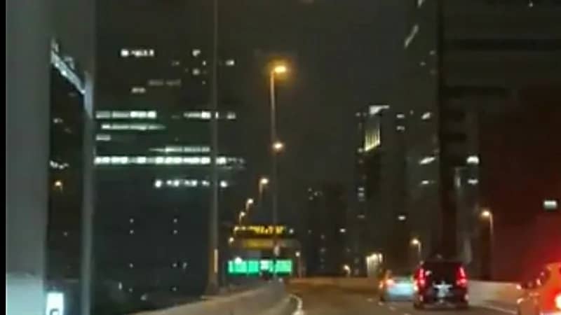 شاهد.. توقف قائدي السيارات في اليابان لحظة شعورهم باهتزاز الأرض