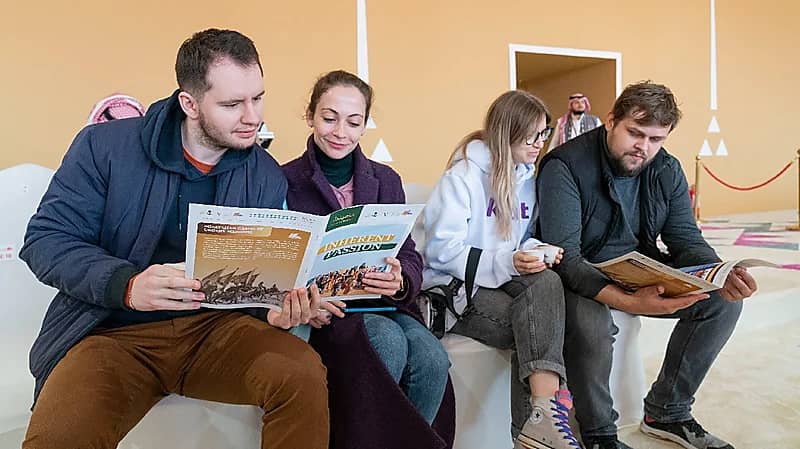 صفقات مزاد الإبل تجذب عائلتين روسيتين لأرض الصياهد