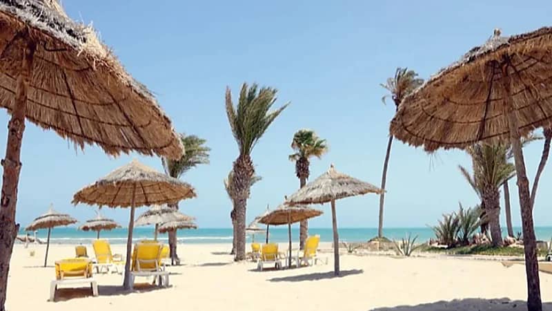 مصرع فتاة على الشاطئ طعنًا