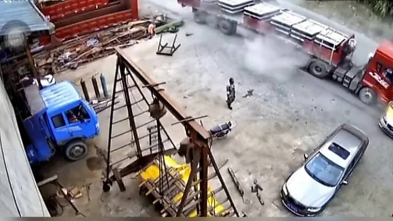 شاهد.. شاب يركض من سيارته بعد اصطدام شاحنة مسرعة بعدد من المركبات المتوقفة