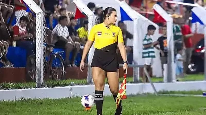 أجمل حكمة في العالم تعترف بتعرضها للتحرش داخل المباريات..صور