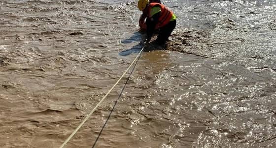 بالصور.. إنقاذ 13 مواطنا بعد احتجازهم بسيل وادي ردوم في عسير