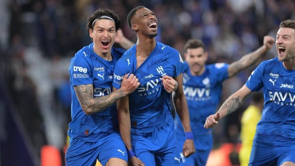 الهلال يعزز صدارته للدوري ويهزم النصر بثلاثية .. صور