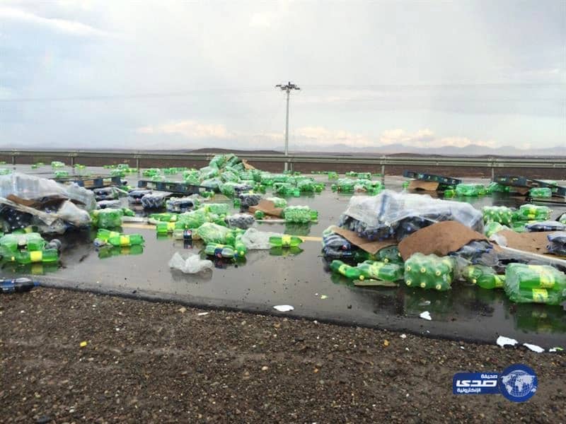 بالصور.. انقلاب شاحنة "بيبسي" يغلق "طريق الهجرة" 