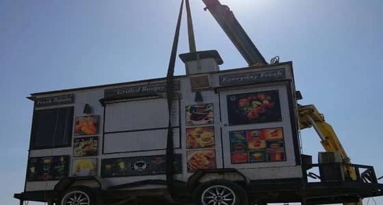 بالصور.. رفع عربات مخالفة بحي ضاحية الملك فهد