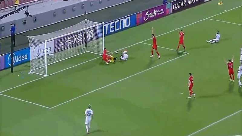 حارس الدحيل يتعرض لإصابة خطيرة خلال مواجهة الأهلي.. فيديو