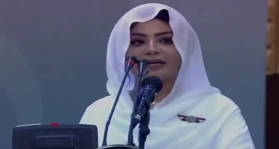 بالفيديو.. مذيعة سودانية تأسر القلوب بوشاح أبيض في " فرح السودان "