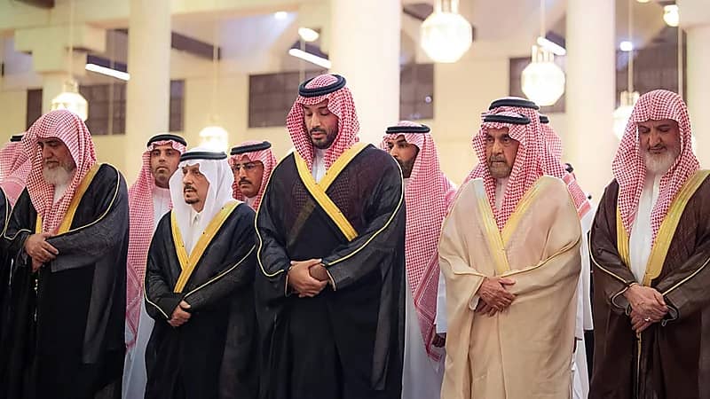 ولي العهد يؤدي صلاة الميت على سماحة المفتي العام بالرياض .. صور وفيديو