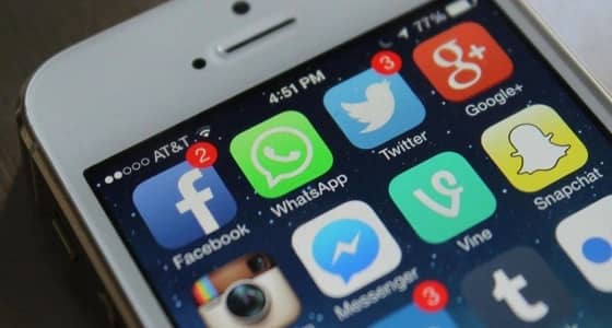 " فيس بوك " يكسر الحواجز ويدمج " الدردشات "