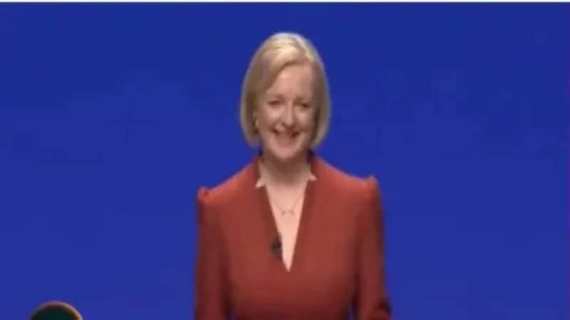 رئيس وزراء بريطانيا تتعرض لسخرية بسبب خلفية زرقاء