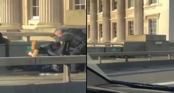 شاهد.. لحظة تنفيذ عملية طعن على جسر لندن