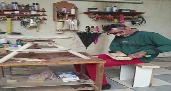 مواطن يصبح أشهر صانع للسفن بعد أن فقد يده في البحر