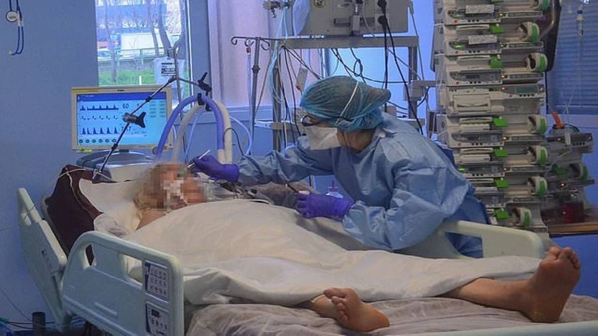 الكمامات في المملكة المتحدة معدودة واستخدام أكياس النفايات بدلا عنها